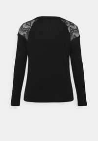 Černá dlouhá halenka s krajkovými detaily na ramenou a kulatým výstřihem. Měkká tkanina s volným střihem.