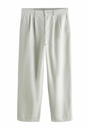 Vaaleanharmaat suoralahkeiset housut, joissa on joustava vyötärönauha, nappikiinnitys ja sivutaskut, aseteltuna tasaisesti valkoista taustaa vasten.