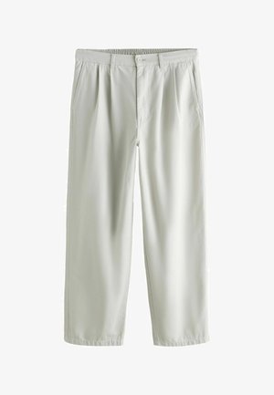 Vaaleanharmaat suoralahkeiset housut, joissa on joustava vyötärönauha, nappikiinnitys ja sivutaskut, aseteltuna tasaisesti valkoista taustaa vasten.