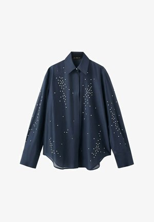Tamnoplava košulja dugih rukava s klasičnim ovratnikom, raspršene male bijele perličaste kuglice sprijeda, na rukavima i donjem rubu.