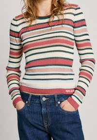 Pull en maille côtelée à rayures avec des couleurs : rose, vert, crème et bleu. Le pull a des manches longues et une coupe ajustée avec le logo de la marque.