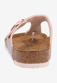 Lys rosa sandal med korksåle, justerbar stropp og glatt finish. Minimalistisk design med lett bue og lav hæl.