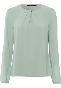 Blusa a maniche lunghe di colore verde chiaro, realizzata in tessuto morbido, con un design plissettato al collo e un piccolo bottone nero a contrasto.