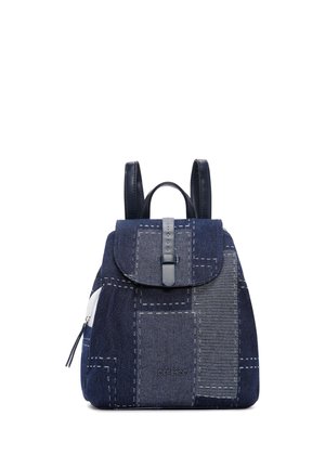 Sac à dos en patchwork de denim bleu avec rabat, bretelles en cuir noir, poche zippée et logo "DERIMOD" à l'avant.