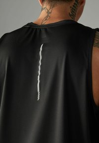 Next Top - black