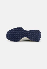 Semelle de chaussure avec motif d'adhérence en caoutchouc bleu foncé clouté, conçu pour l'adhérence et la durabilité.