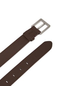 Bruine leren riem met een gestructureerde afwerking, zilveren rechthoekige metalen gesp en meerdere gaten voor aanpassing. Duurzaam en strak ontwerp.