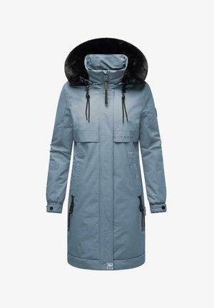 Helehall sinine parka, millel on karvane kapuuts, tõmblukuga esiosa, kaks suurt taskut, nööriga detailid ja elastsed mansetid. Mõeldud külma ilma jaoks.