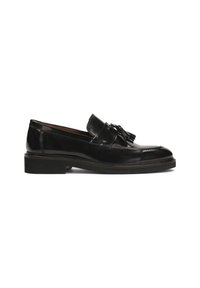Mustad nahast loafers, kus on tupsukesed, sile tekstuur, ümar varvas ja madal virnastatud konts. Omab peenet õmblemist ja läikivat viimistlust.