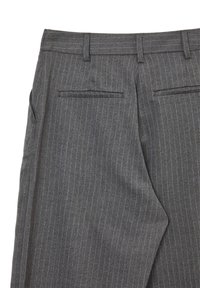Pantaloni grigi a righe sottili con un design su misura, dotati di due tasche posteriori e passanti per cintura, realizzati in un tessuto dalla consistenza liscia.