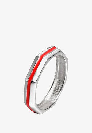 Anillo octagonal de plata con una franja roja lisa. El diseño es elegante con un acabado pulido y una banda interior uniforme y texturizada.