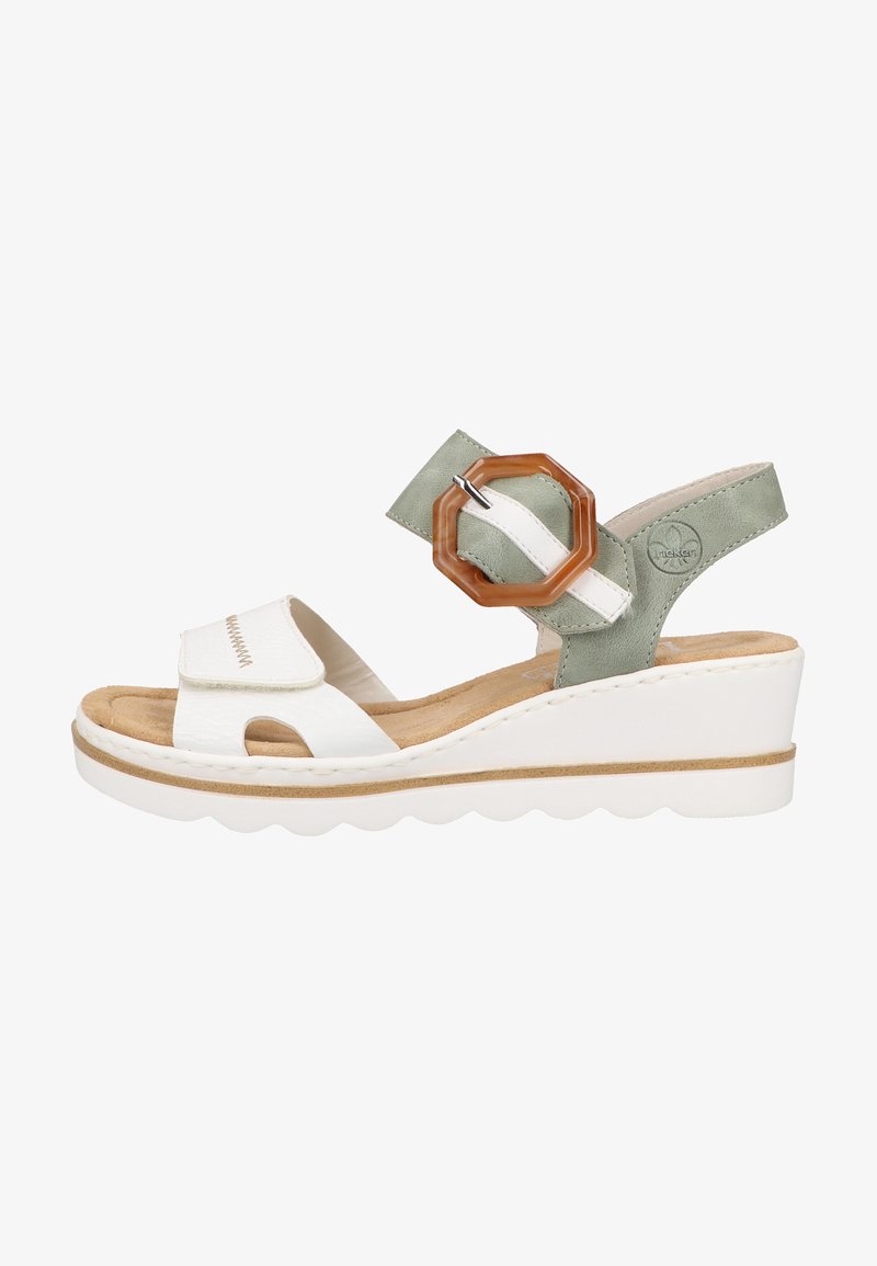 Sandales compensées blanches et vertes avec un dessus en cuir lisse, des découpes et une boucle octogonale décorative marron. Semelle texturée.