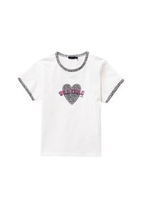 Camiseta blanca de manga corta con un cuello y puños de estampado de leopardo en forma de círculo. Presenta un corazón bordado en negro y rosa con el texto "WILD CHILD".