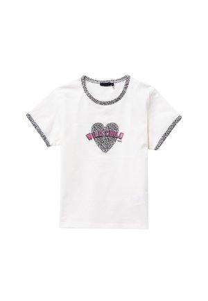 T-shirt bianco a maniche corte con scollatura rotonda e profili in stampa leopardata. Presenta un cuore ricamato in nero e rosa con la scritta "WILD CHILD".
