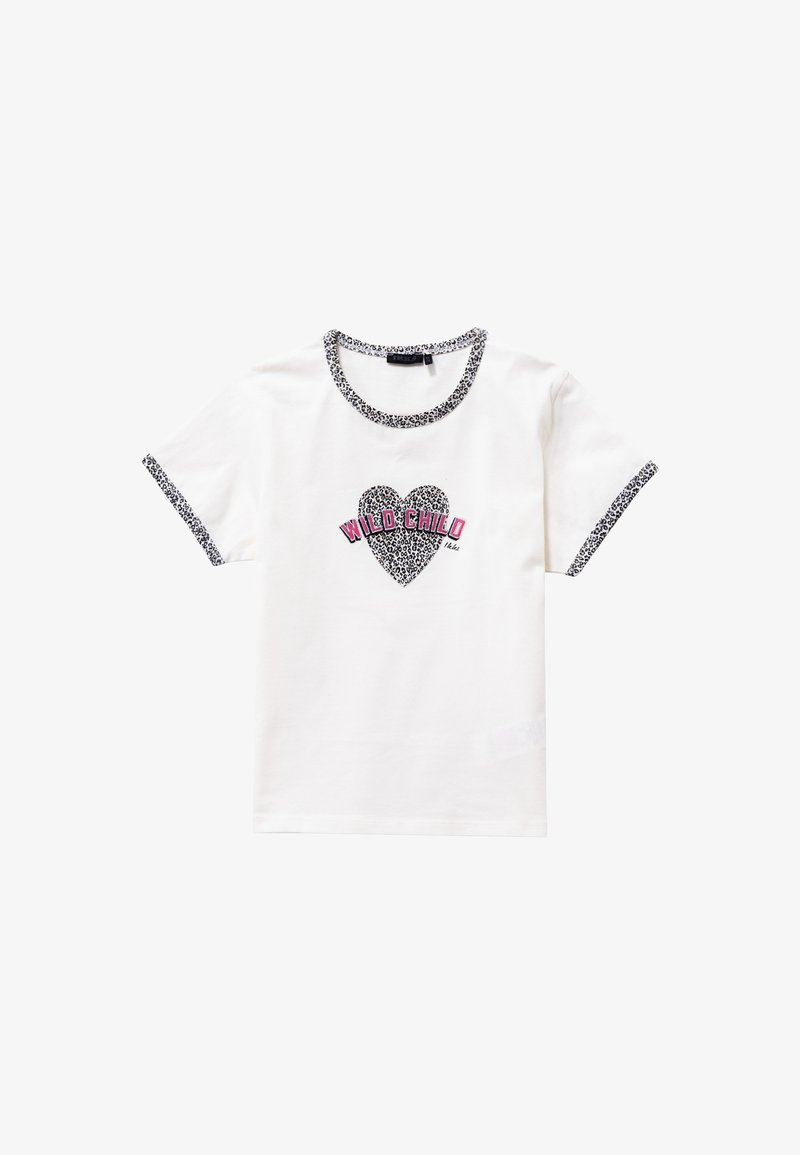 Camiseta blanca de manga corta con un cuello y puños de estampado de leopardo en forma de círculo. Presenta un corazón bordado en negro y rosa con el texto "WILD CHILD".