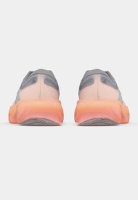 Sportschuhe mit einer Sohle in einem Farbverlauf von Hellrosa zu Orange, grauem Obermaterial und strukturierter Oberfläche. Mit gepolstertem Schaft und kleinen Logoakzenten.