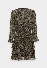 Vestido negro floral con un dobladillo con volantes, mangas largas y una cintura atada. Presenta una mezcla de patrones florales en verde y rosa sobre un material semitransparente.