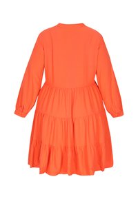 Langärmliges, gestuftes Kleid aus leuchtend orangefarbenem Stoff. Mit einem runden Ausschnitt und elastischen Bündchen, bietet es eine fließende Silhouette und eine weiche Textur.