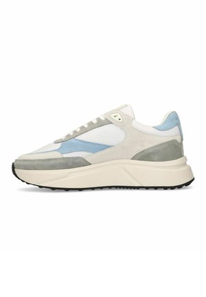 Witte en lichtblauwe mesh- en suède sneaker met dikke roomwitte zool en zwart profiel, zijaanzicht op een witte achtergrond.