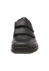 Chaussure de sport noire avec deux bandes auto-agrippantes réglables. Matériau en cuir lisse, bout arrondi, semelle en caoutchouc, détails de couture subtils.