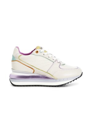 Zapatilla blanca con detalles en pastel en púrpura, amarillo, naranja y verde azulado, cordones blancos y suela gruesa con base negra con patrón.