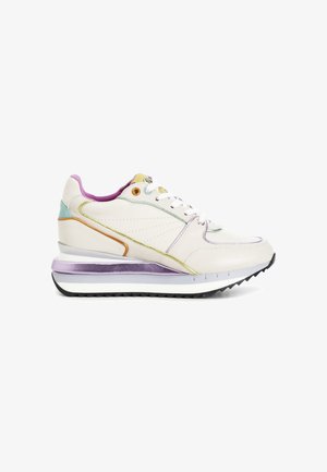 Witte sneaker met pastelkleurige accenten in paars, geel, oranje en teal, witte veters en een dikke zool met een zwarte patroononderkant.