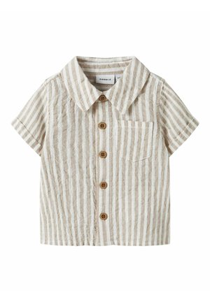 Rövid ujjú, bézs és fehér csíkos kisgyermek ing gallérral, első zsebbel és öt barna gombbal középen.