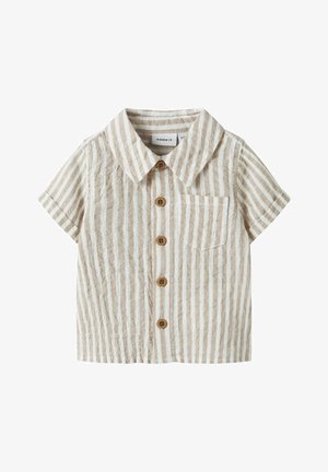 Chemise pour tout-petit à manches courtes, rayée beige et blanche, avec col, poche avant et cinq boutons marron alignés au centre.
