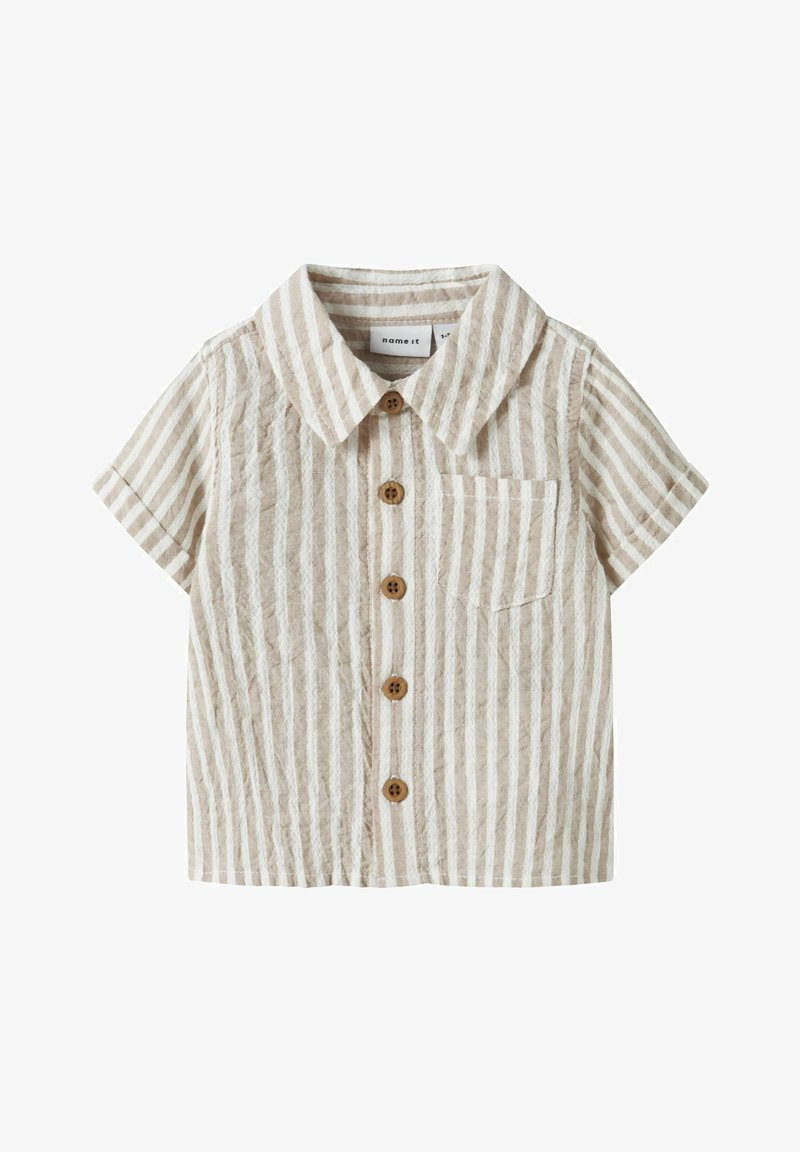 Chemise pour tout-petit à manches courtes, rayée beige et blanche, avec col, poche avant et cinq boutons marron alignés au centre.