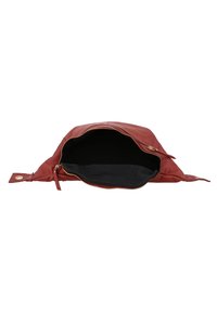 Borsa in pelle rossa con un'ampia apertura, foderata in nero a vista e dettagli con zip dorata. Presenta cinturini laterali e una texture liscia.