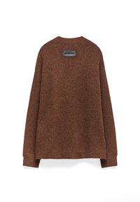 Brązowy sweter z dzianiny z długimi rękawami, okrągłym dekoltem i prostokątną naszywką z logo z tyłu. Teksturowany, ciepły materiał o luźnym fasonie.