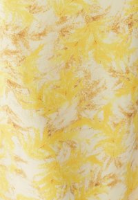 Žltá a krémová látka s textúrovaným, abstraktným vzorom listov v odtieňoch žltej a hnedej. Mäkký textil s hladkým povrchom.