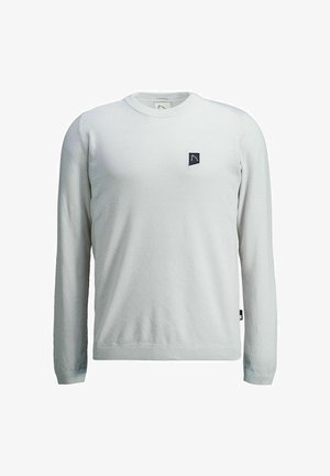 Suéter de manga larga gris claro con un tejido texturizado, escote redondo y un pequeño parche de logo negro en la parte superior del lado izquierdo del pecho.