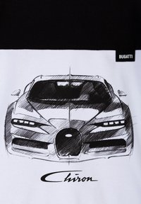 T-shirt bianco con una bozza di una vettura sportiva Bugatti Chiron, delineata in nero con una minima ombreggiatura, e un'etichetta nera con il nome del marchio.