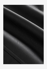 Selezionato, black