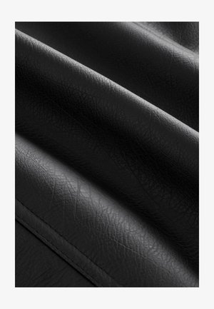 Fekete textúrájú szintetikus bőr, látható varrással, enyhén fényes felülettel és hullámosan zuhanó megjelenéssel.