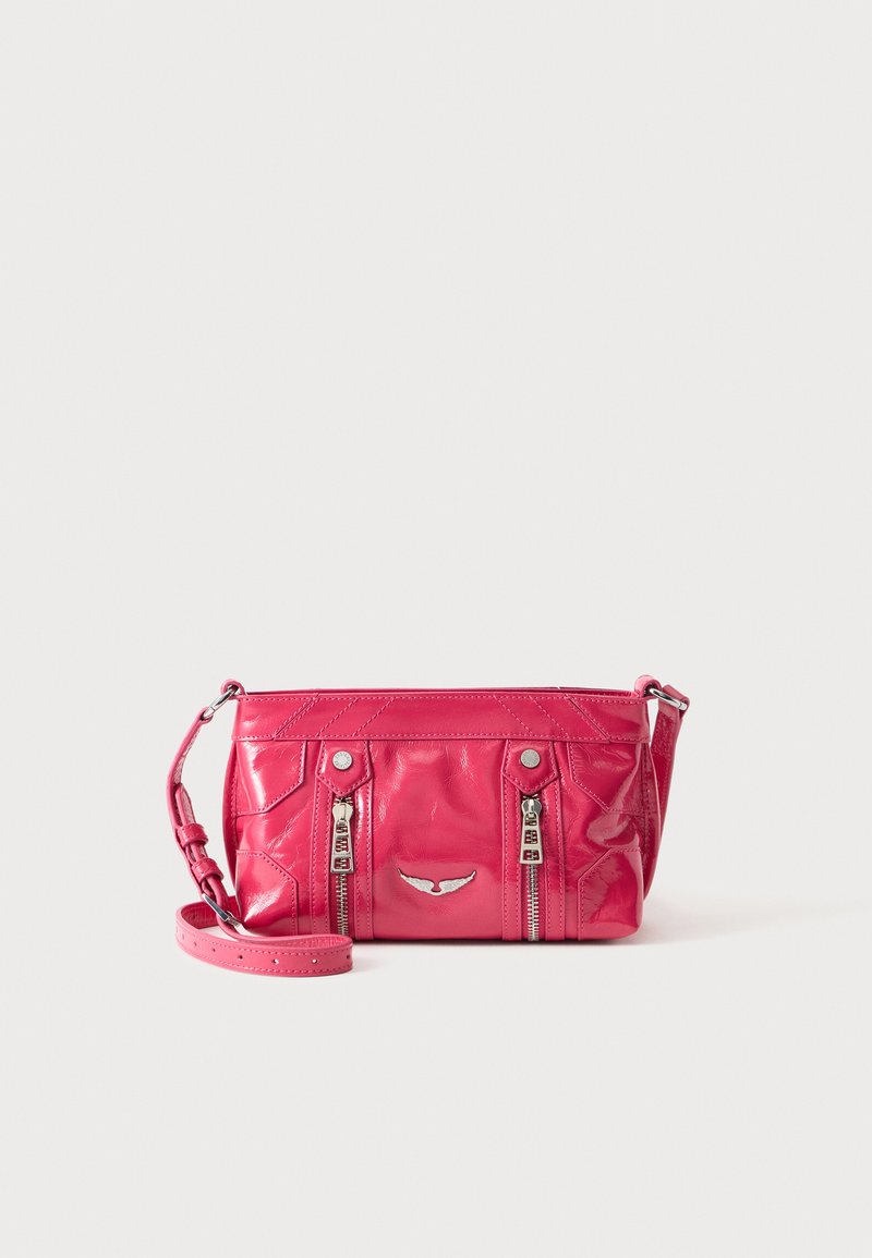 Μικρή γυαλιστερή ρόζ τσάντα crossbody με δύο κάθετες τσέπες με φερμουάρ και ρυθμιζόμενο λουρί, εμφανίζεται σε απλό φόντο.