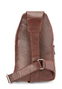 Sac à dos en cuir brun avec un rabat, une bandoulière réglable et des détails en zippé. Surface texturée avec une finition lisse.