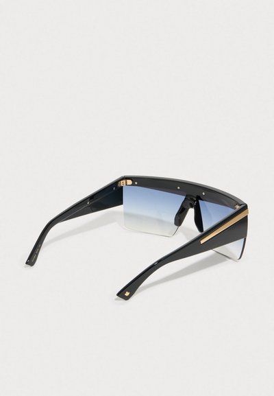 Gafas de sol negras con lentes azules en degradado, diseño angular, acentos dorados cerca de las bisagras y patillas delgadas en negro. Textura de plástico suave.