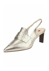 Scarpa slingback metallizzata in argento con punta a forma appuntita, pelle testurizzata e ampia cinturina con dettagli impressi. Tacco in legno impilato.