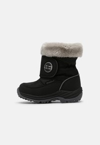 Wasserdichte schwarze Winterstiefel mit grauer Gummisohle, gefüttertem Kragen, strukturiertem Stoffoberteil und kreisförmigem Logodetail an der Seite.