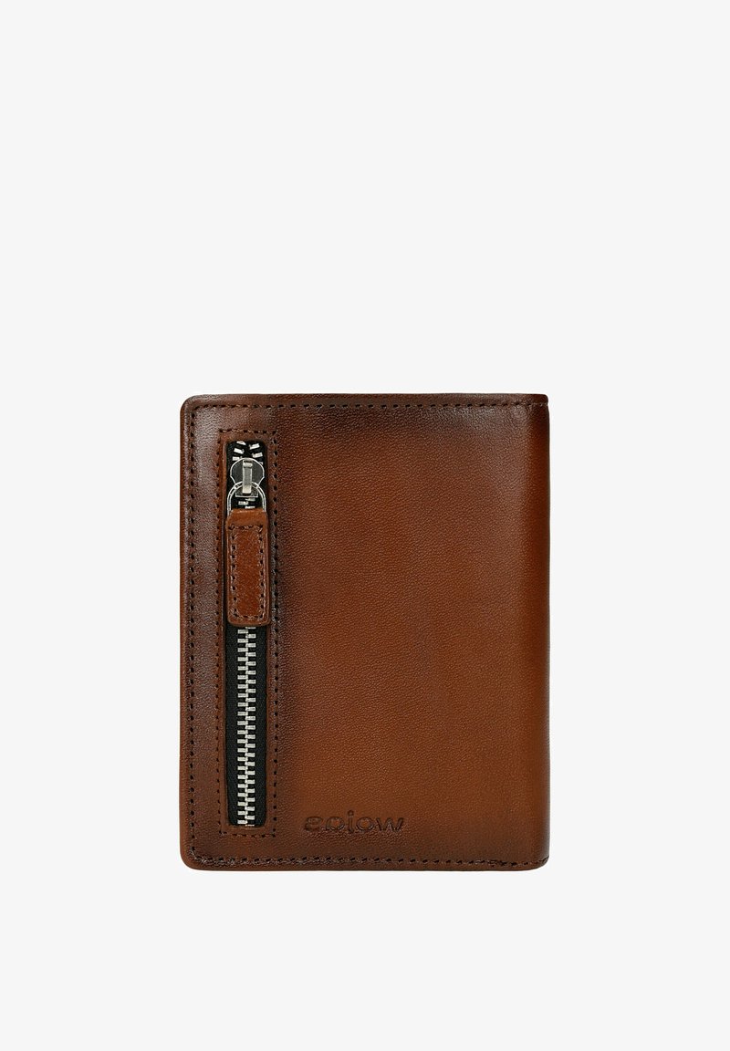 Bruine leren portemonnee met een ritssluiting aan de voorkant, een gladde textuur en gestikte randen. Logo in reliëf aan de onderkant.