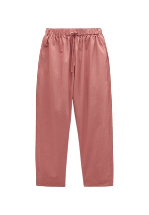 Różowe casualowe spodnie z elastycznym pasem i sznurkiem, proste nogawki i boczne kieszenie, na białym tle.