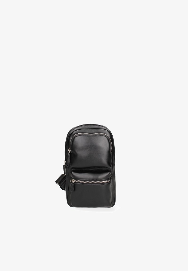 Sac bandoulière en cuir noir avec trois compartiments zippés et bandoulière réglable, présenté sur un fond blanc.