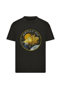 Schwarzes Baumwoll-T-Shirt mit einem runden Grafikdesign von Apollo XIII, das goldene Pferde, die Sonne und den Text "EX LUNA SCIENTIA" sowie ein Monddetail zeigt.
