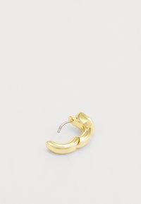 Boucle d'oreille en or avec un design courbé et chunky, et une surface polie. Elle présente une fermeture à charnière et un léger accent texturé.