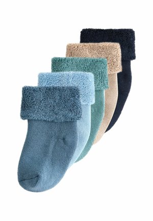 Fem par ankelsockor i olika färger: mörkblå, teal, ljusblå, beige och marinblå. Varje par har en mjuk, frottékrage.