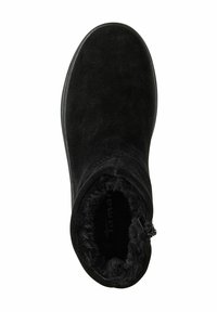 Fekete velúr bokacsizma puha műszőrme béléssel, lekerekített orral és oldalsó cipzárral a könnyű felhúzás érdekében.
