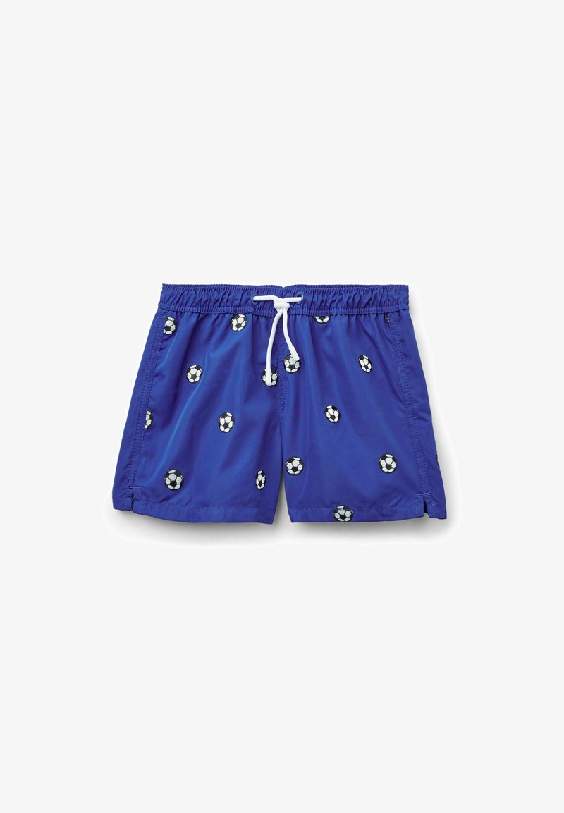 Shorts de bain bleus avec une taille élastique et un cordon blanc. Présente un motif de ballon de football sur le tissu. Texture lisse.