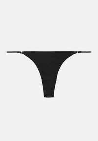 Tanga noir avec une texture lisse, côtés étroits et un subtil détail sur les bretelles, présentant un design minimaliste.